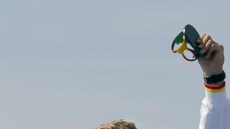 Marcus Cooper celebra su oro en la competición de kayak 1000 metros.