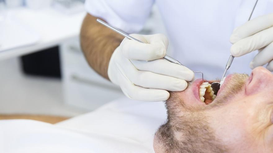 Un dentista realiza una observación del paciente