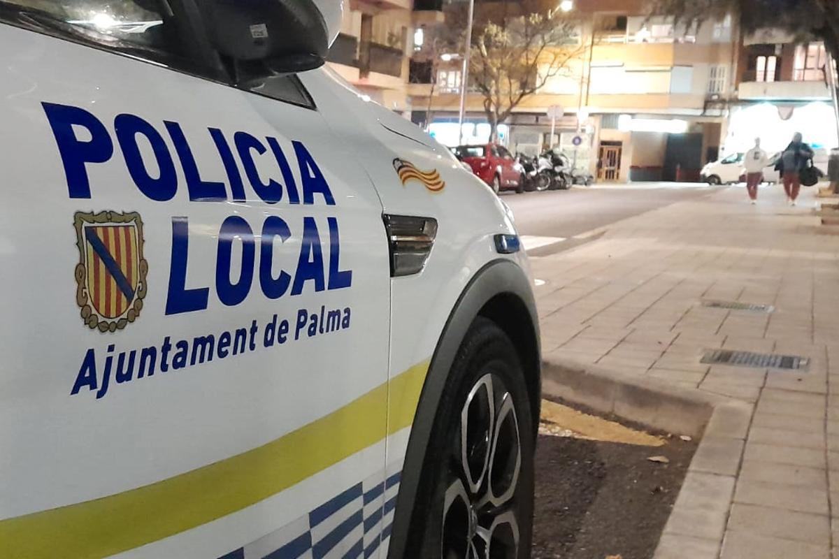 Un coche de la Policía Local de Palma en la calle Son Dameto, donde está la entrada del cuartel de Sant Ferran.