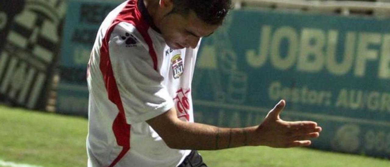 Juan Carlos Menudo
celebra un gol en su
etapa en Cartagena.  l.o.