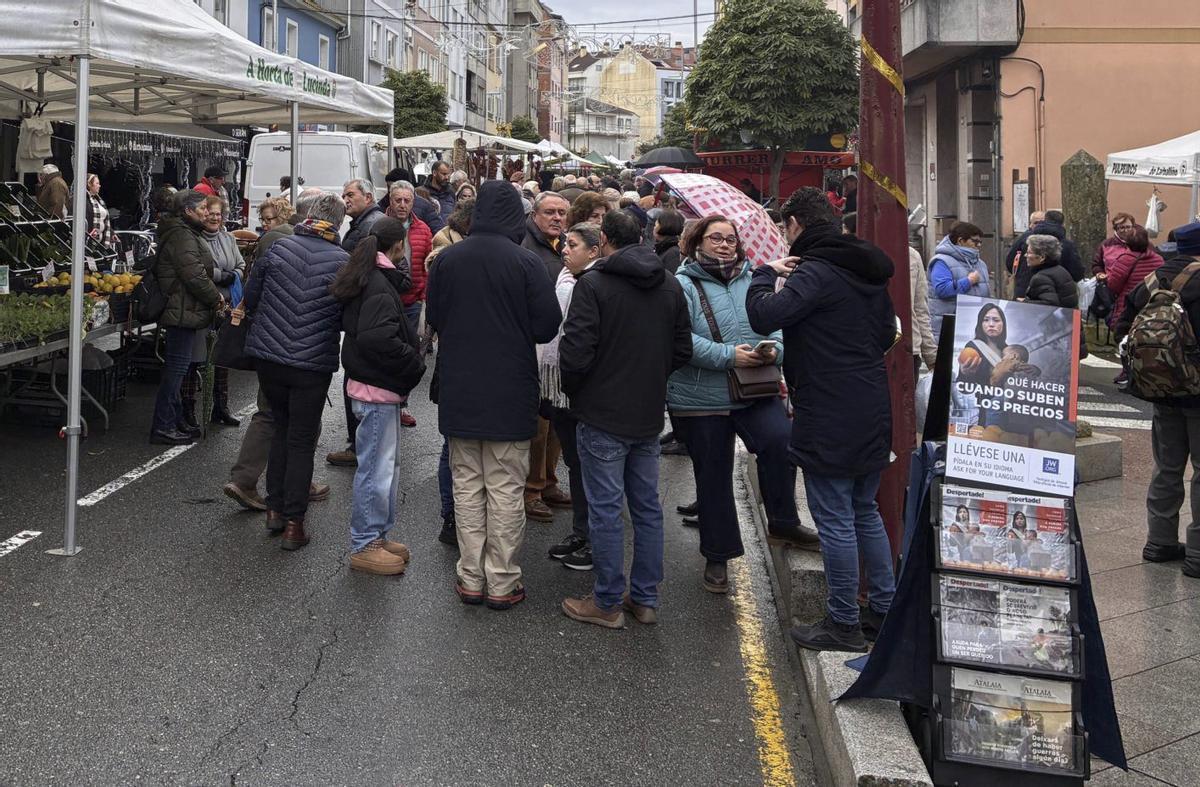 Grupos de personas en una feria en Lalín.