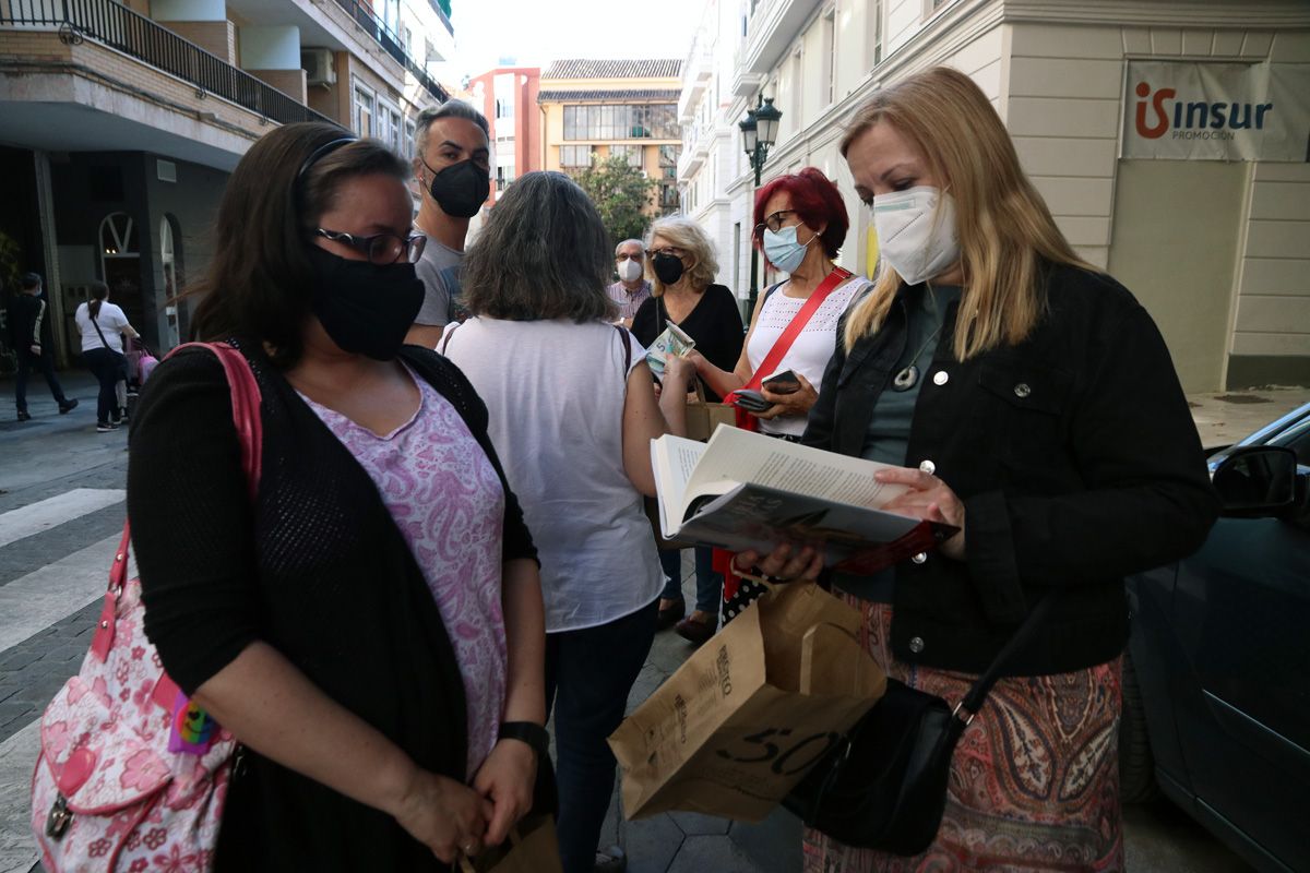 María Dueñas acude a Proteo para apoyar la librería