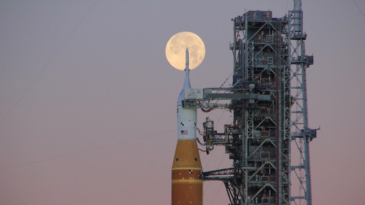 La cápsula Orión de la Artemis II de la NASA en el Centro Espacial Kennedy de Florida.