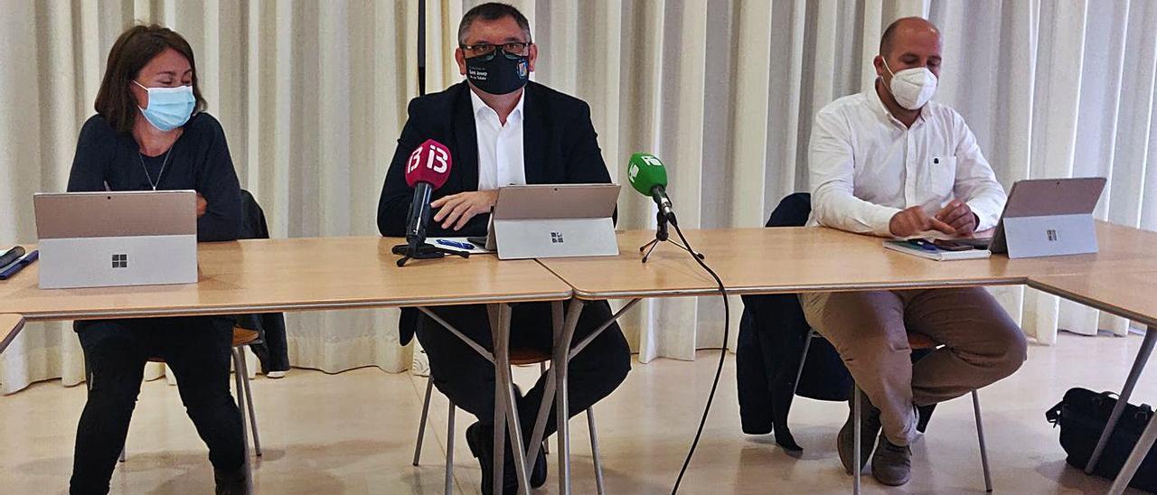 El alcalde, en el centro, durante la presentación de los presupuestos participativos. | A.S.J.