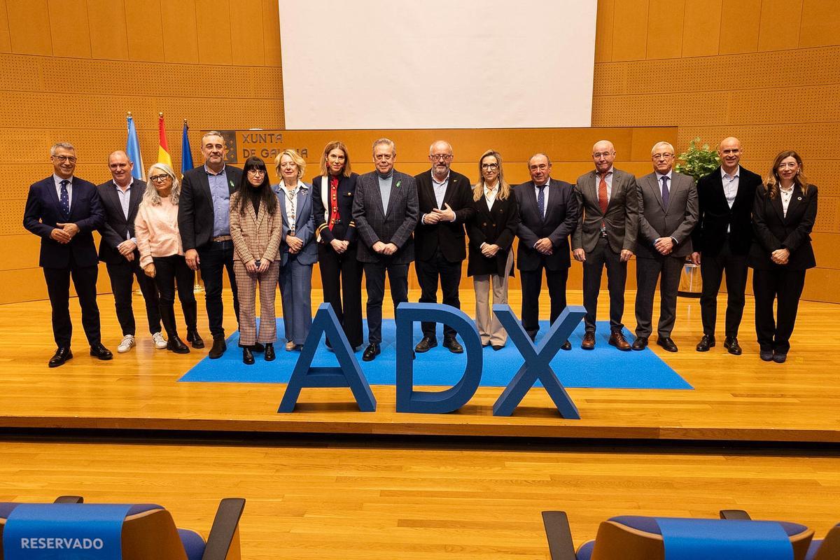 El conselleiro de Sanidade y los gerentes de las áreas sanitarias, tras la firma de los acuerdos de gestión para 2026.