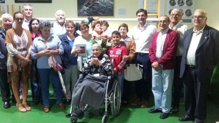 Carmen Vázquez, junto a sus familiares y el alcalde de Sanxenxo, Gonzalo Pita. // FdV