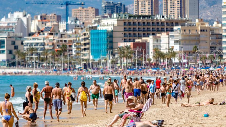 Turistas en la playa de Levante de Benidorm el pasado puente de San José, en marzo.