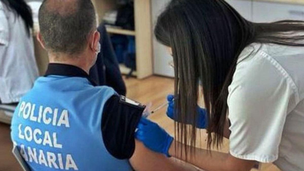 Vacunación de un policía local de Gran Canaria, hace unos días.
