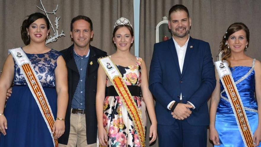 El alcalde y el concejal de Fiestas junto a Reina y Damas de las Fiestas