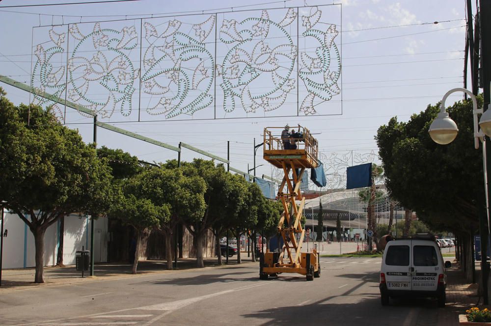 El Cortijo de Torres acelera los trabajos en casetas, calles y portada para ponerse a punto de cara al inicio de la semana de Feria.