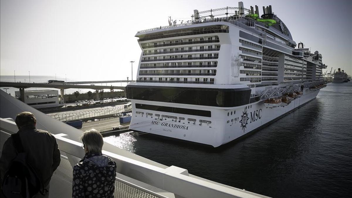 Un barco de MSC Cruceros, durante una escala en Barcelona hace dos años, en el Moll Adossat.