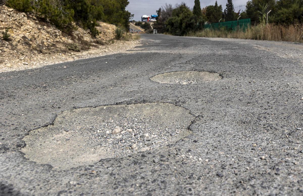 Entre las actuaciones previstas en el Plan de Mejora de la Red Viaria Provincial se encuentra el refuerzo de firmes y pavimentos y la mejora de anchos y trazados.