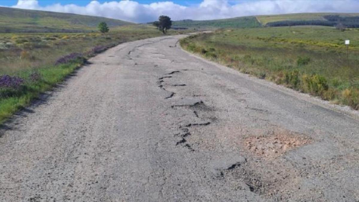 Carretera que será reparada en una imagen en la que se aprecia el deterioro del firme.