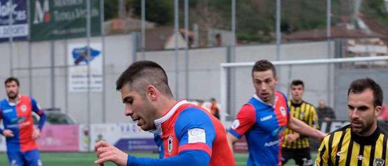 David González conduce la pelota ante un jugador del Barakaldo.