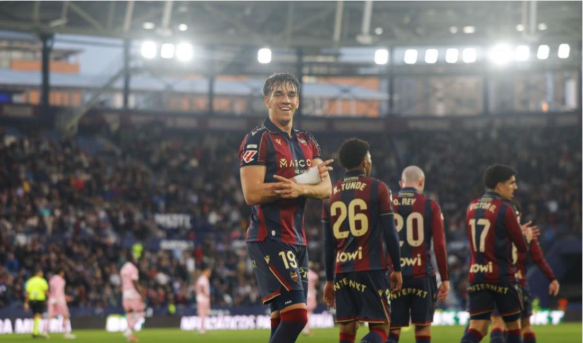 Carlos Espí celebrando su gol ante el Oviedo en el Ciutat