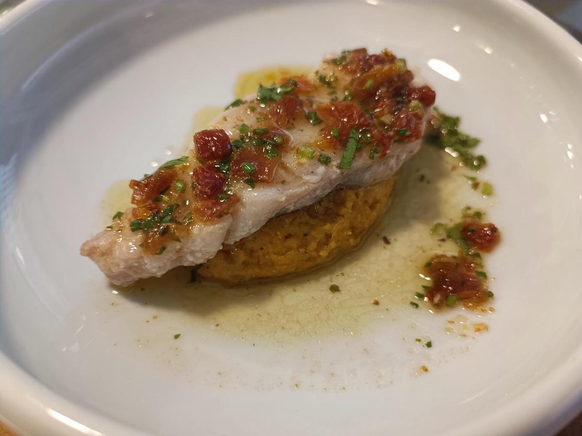 Montadito de sama confitada sobre pasta de lentejas.