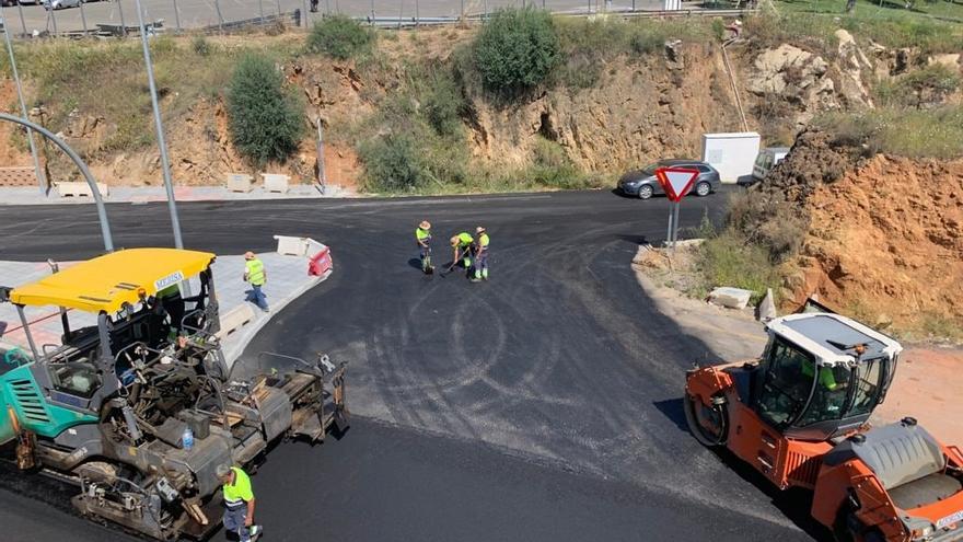 Varios trabajadores culminan el asfaltado en la zona próxima a la Asomadilla.