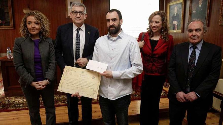 Ramón Díaz Noriega, con su premio, junto a Teresa Mallada, Santiago García Granda, Belarmina Díaz y Francisco Blanco, ayer, en la Escuela de Minas de Oviedo.