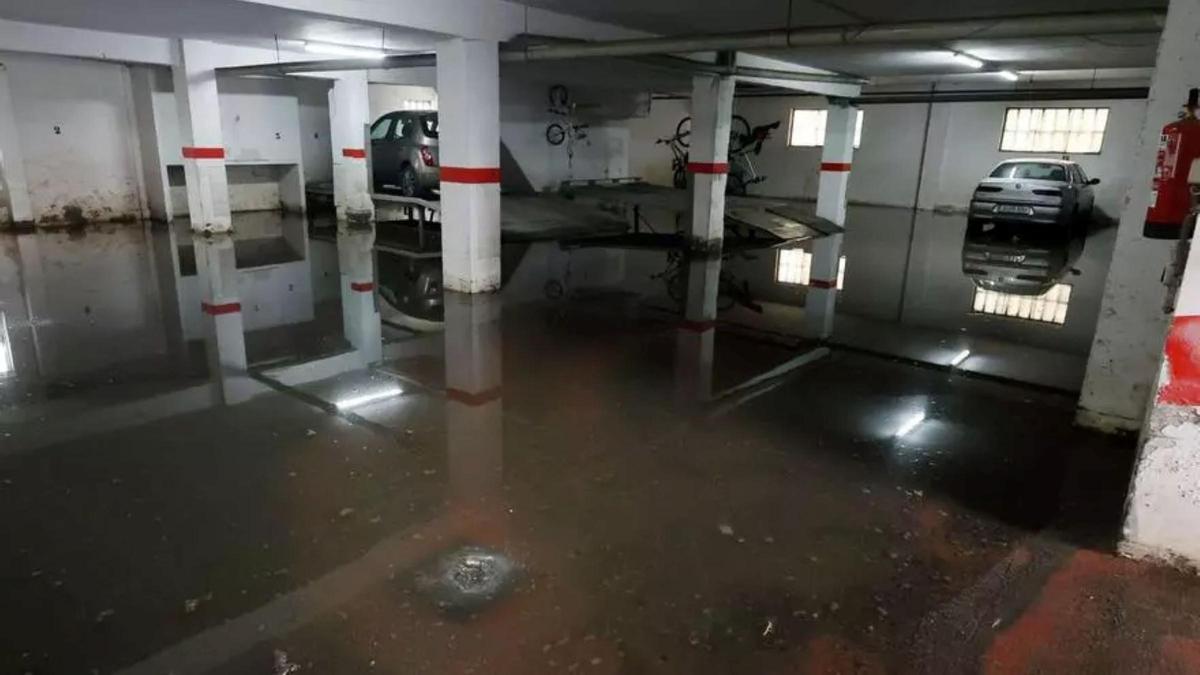 Un garaje inundado por las intensas lluvias.