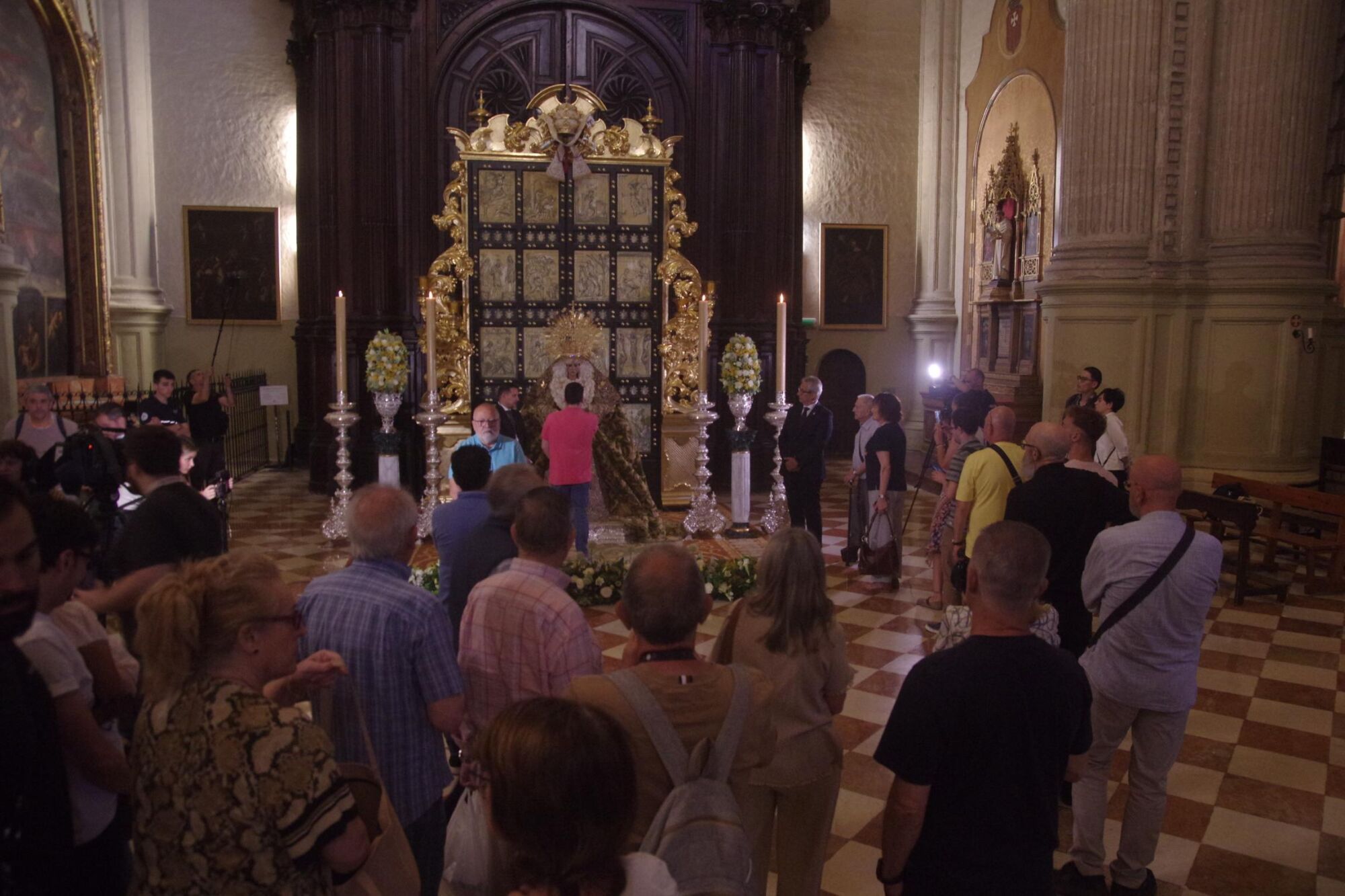 Besamanos a la Virgen de la Esperanza en la Catedral de Málaga tras participar en la procesión de Roma