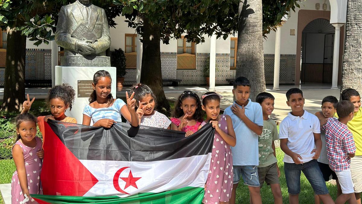 Los niños y niñas saharauis en el Parlamento de Andalucía este viernes durante un encuentro con la prensa.