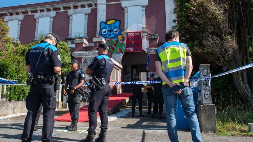 Desalojo del intruso de la antigua prisión en julio.   | // CASTELEIRO/ROLLER AGENCIA