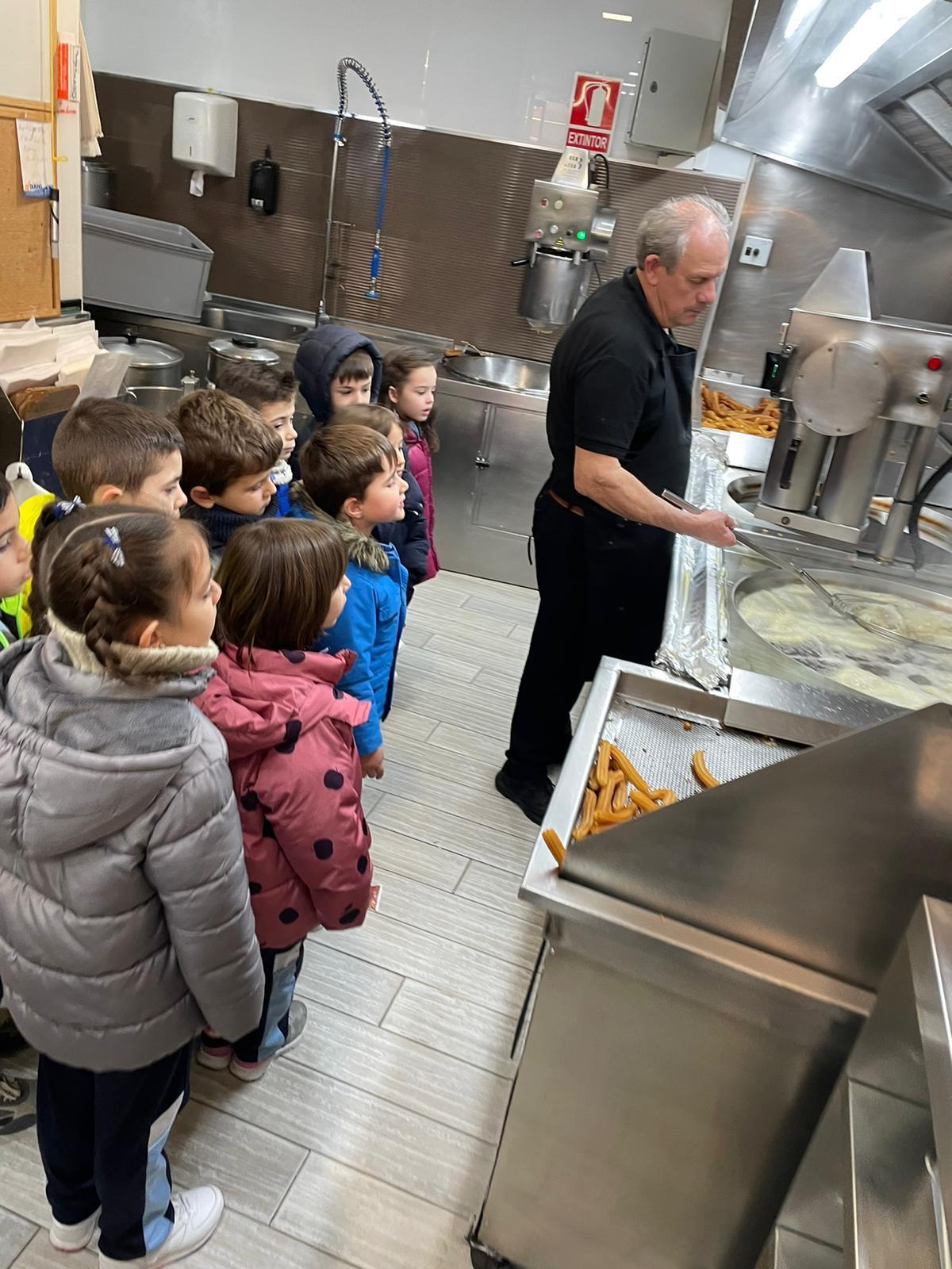 GALERÍA | Visita inesperada en el Mercado de Abastos: los niños de Infantil del Sagrado Corazón de Jesús