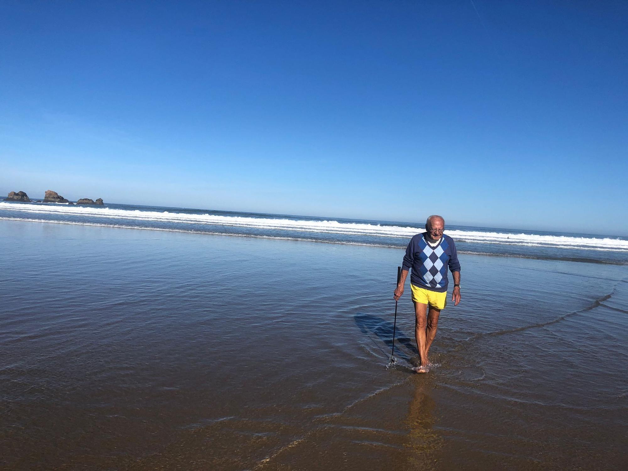 Los asturianos aprovechan el buen tiempo: paseos, baños y hasta golf en la playa