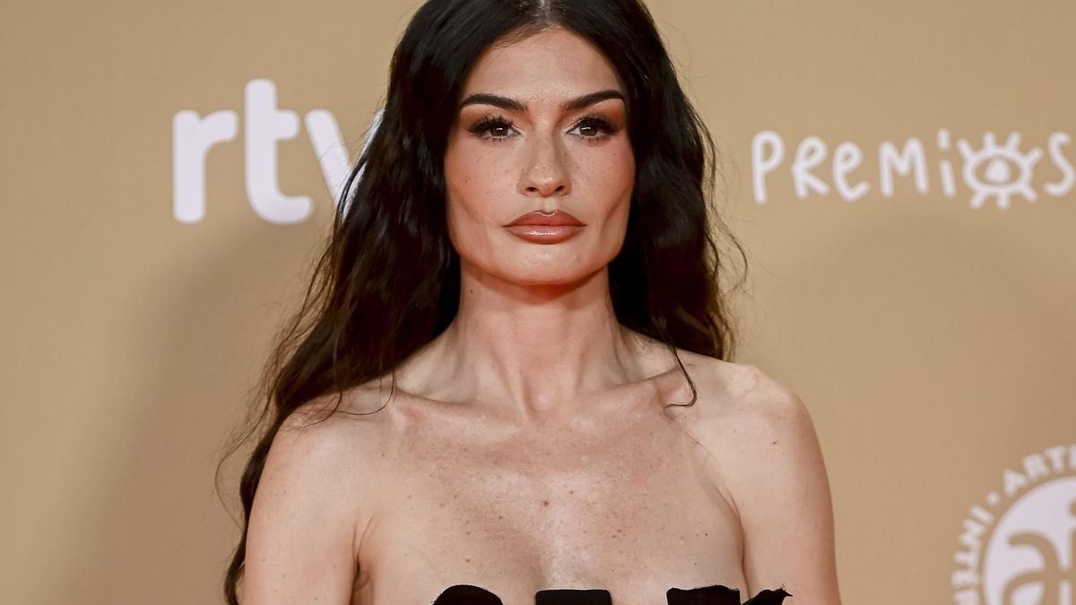 La influencer Madame de Rosa posa en la alfombra roja de la 30 edición de los Premios José María Forqué, en el Palacio Municipal de IFEMA, a 14 de diciembre de 2024, en Madrid (España).