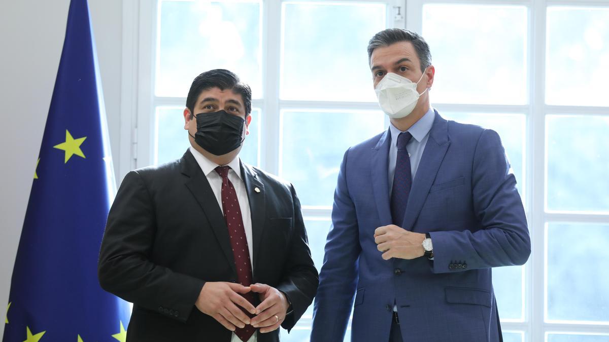 El presidente del Gobierno, Pedro Sánchez (d), conversa con el presidente de Costa Rica, Carlos Alvarado.