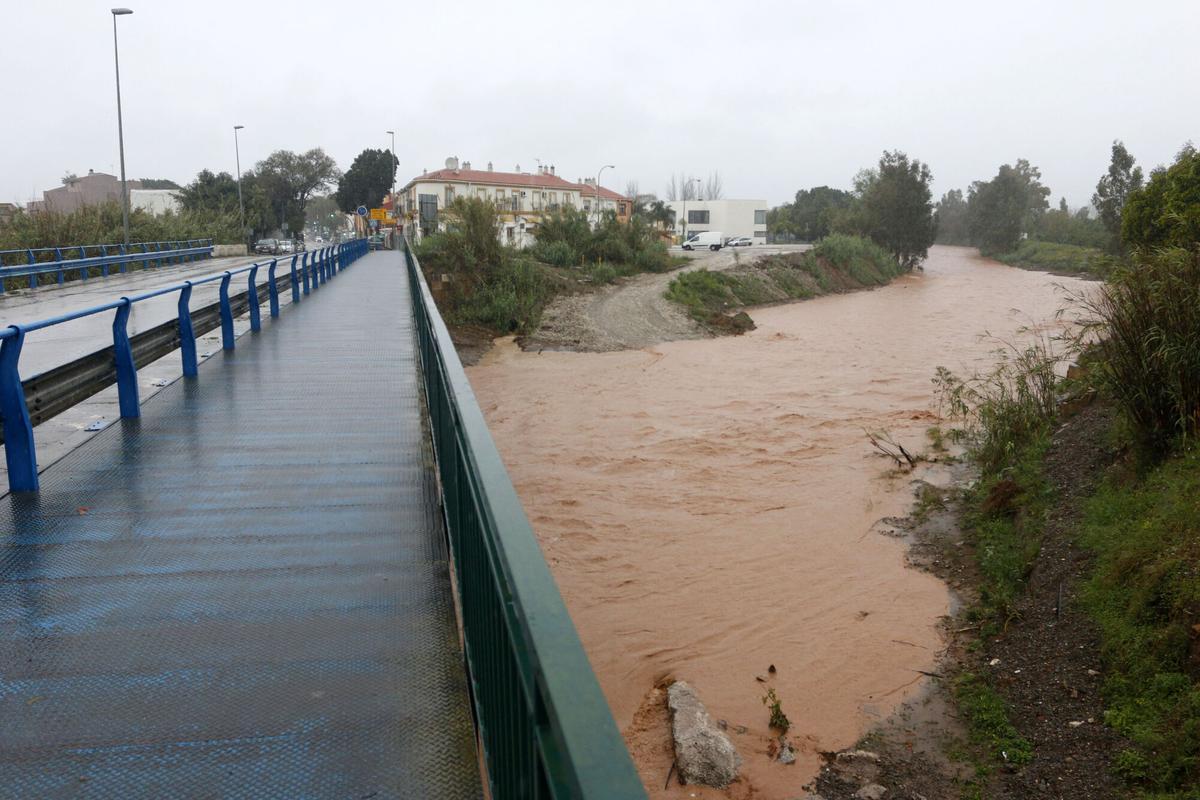MLG (Campanillas) 31-03-2020.-Operarios de los servicios operativos ayudan a retirar el exceso de agua acumulada en la barriada de Campanillas tras el desbordamiento del río a cusa de las fuertes lluvias caída la pasada madrugada.-ÁLEX ZEA