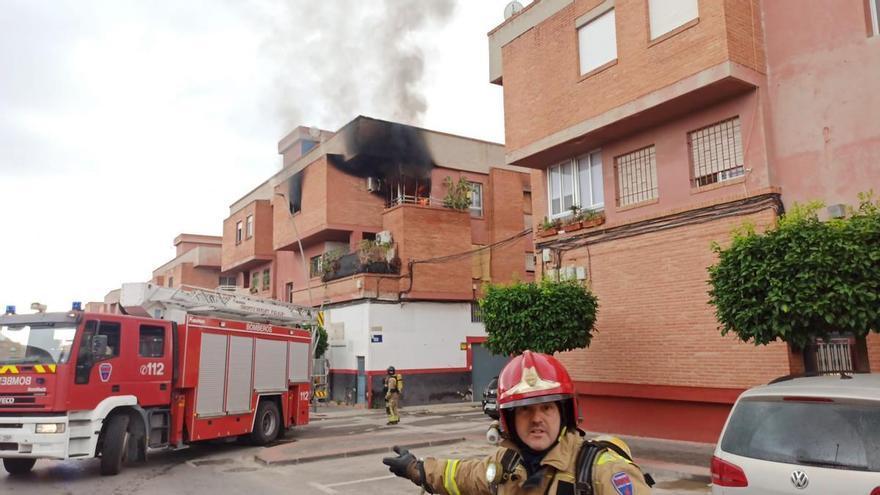 Un incendio calcina una vivienda de Alguazas sin d