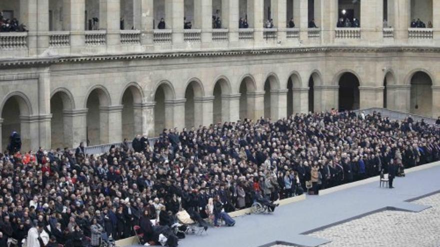 Francia homenajea a las víctimas del 13N