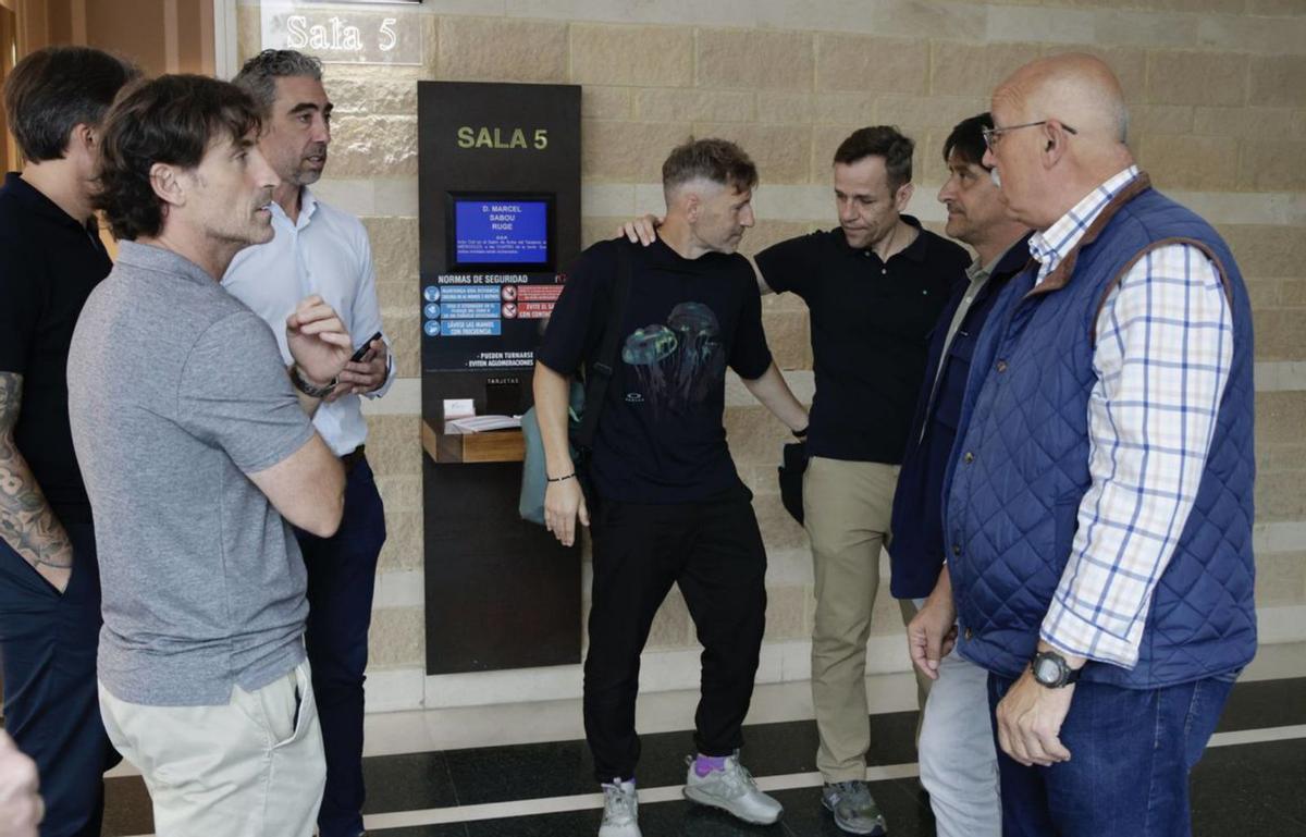 Caco Morán, David Cano (tapado), Marcelino Elena, Rubén Blaya, Manuel Sánchez Murias, Pablo Díaz Stalla y Víctor Holguera, ayer, tras dar el pésame a la familia de Sabou.