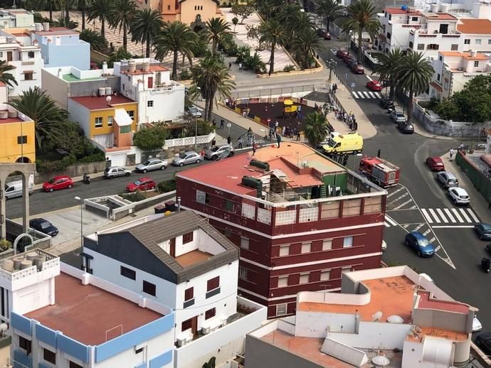 Una pareja amenaza con tirarse de una azotea o pegar fuego a la casa