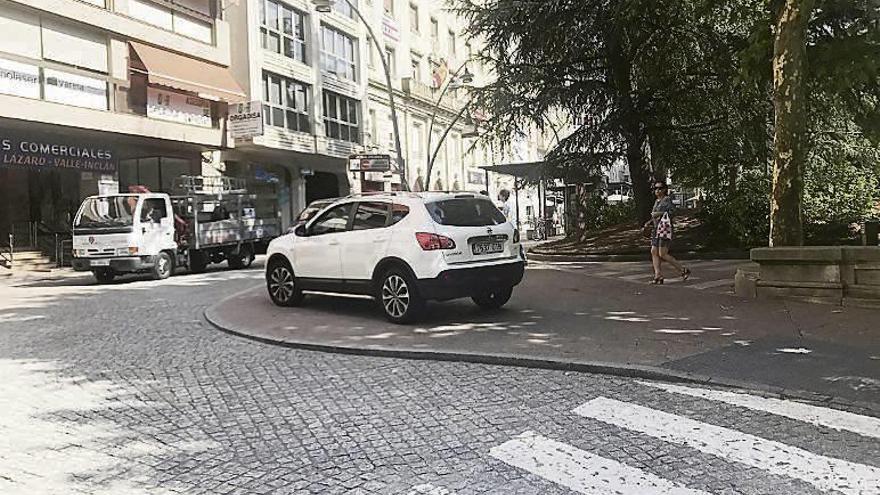 Vehículo aparcado en la entrada al parque de San Lázaro. // Iñaki Osorio