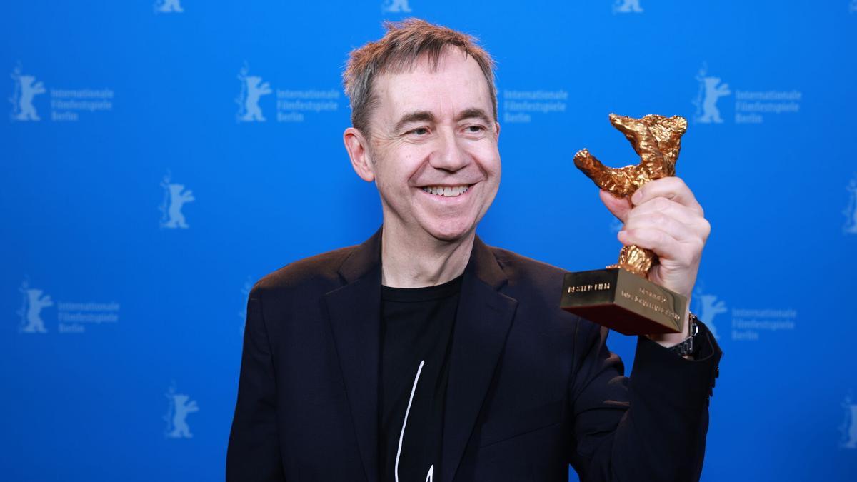 El director de cine noruego Dag Johan Haugerud posa con el Oso de Oro de la 75 edición de la Berlinale por su película 'Dreams (Sex, Love').