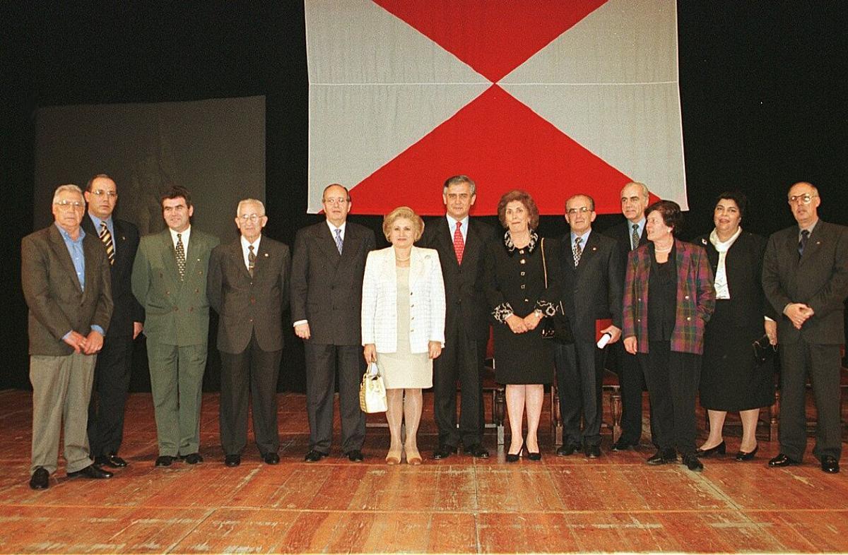 ACTO DE ENTREGA DE LA MEDALLA DE LA CIUDAD DE VIGO Y LOS TITULOS DE VIGUESES DISTINGUIDOS DENTRO DE LOS ACTOS DE LA RECONQUISTA. 27/03/1998. FIESTA DE LA RECONQUISTA ENTREGA PREMIOS VIGUESES DISTINGUIDOS