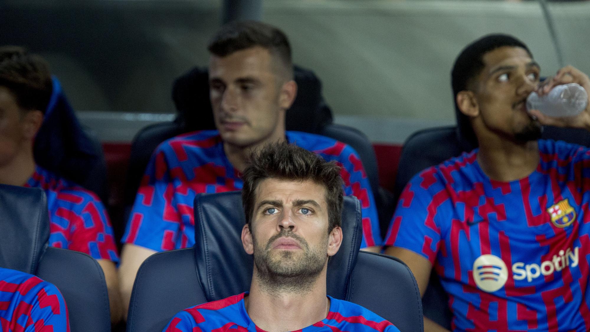 Gerard Piqué en el banquillo durante el partido contra el Viktoria Pilsen