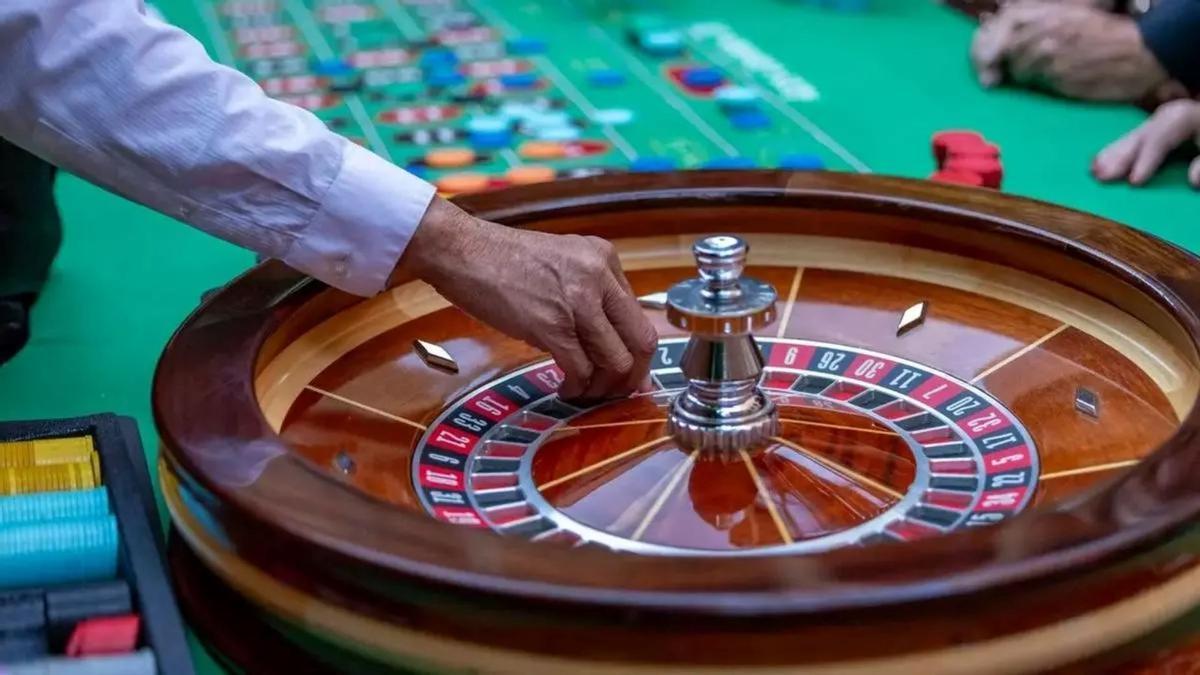 Apuestas en la ruleta de un casino.