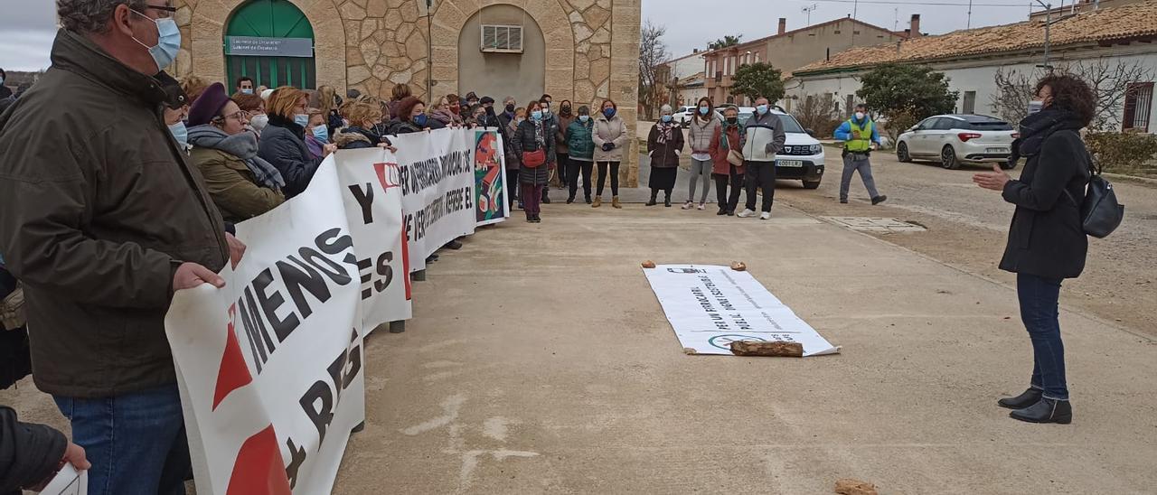 Protesta en Camporrobles por el cierre de la línea ferroviaria Utiel-Cuenca