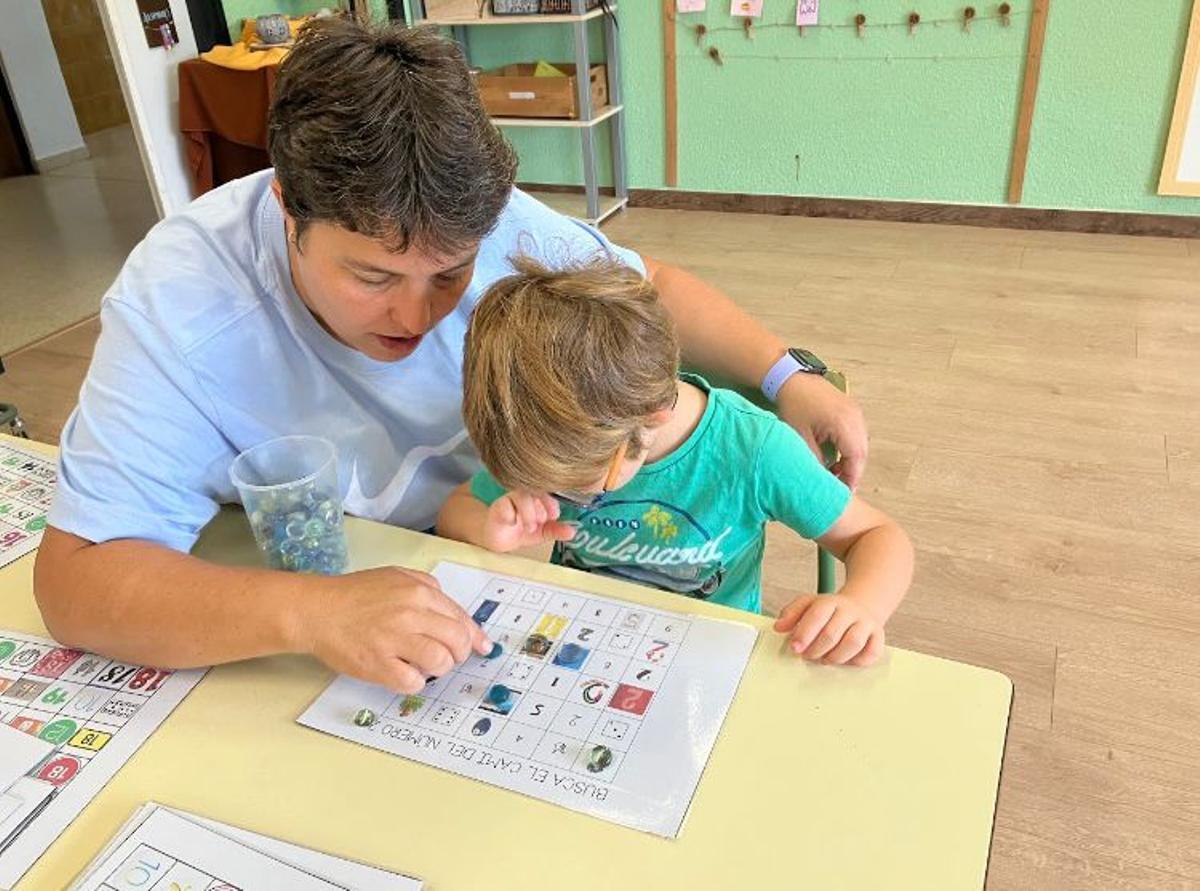 Carol Pagès realitzant les seves tasques de vetlladora.