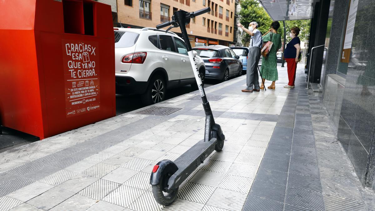 Un patinete eléctrico aparcado en mitad de la acera de la calla Val Carreres.