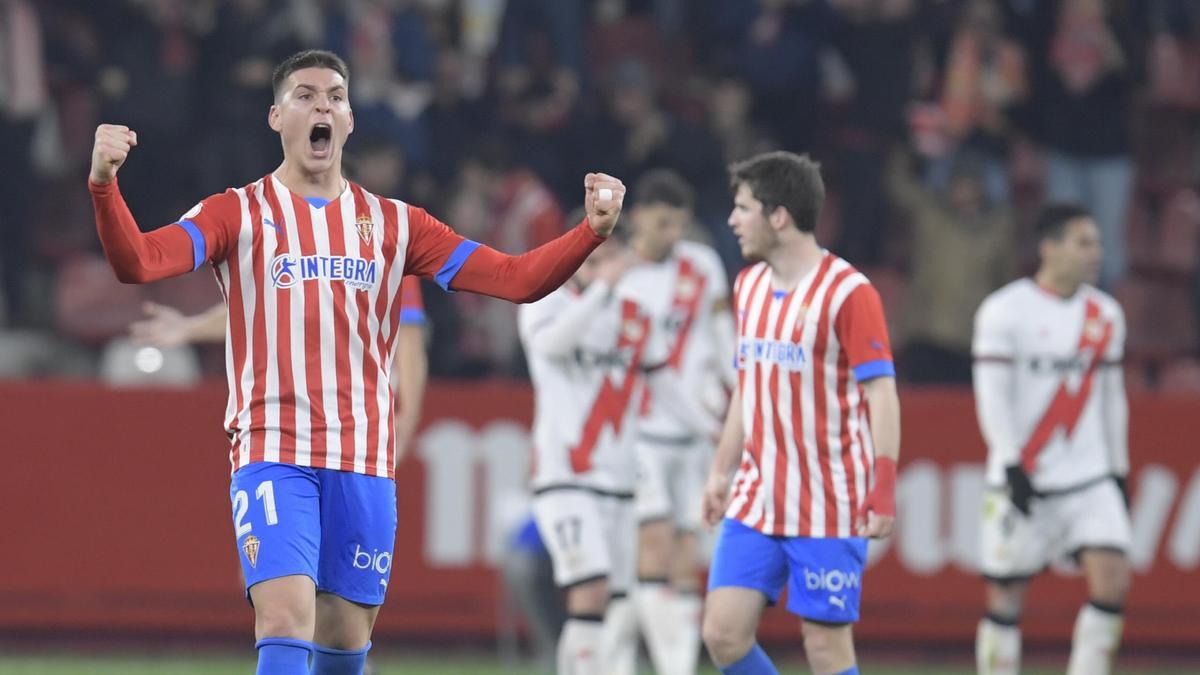 El delantero del Sporting Milovanovic celebra uno de sus goles al Rayo en la Copa del Rey.