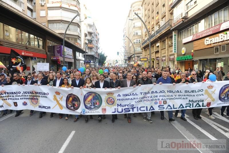 Miles de policías claman en Murcia para exigir "equiparación real" de sus salarios