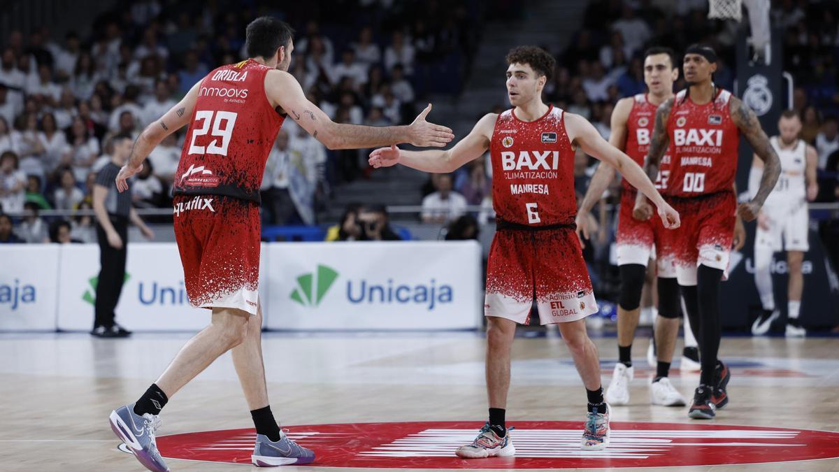 Dani García celebra una canasta con Piere Oriola