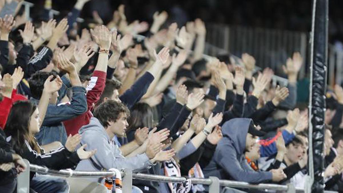 Grada de Mestalla animando al Valencia