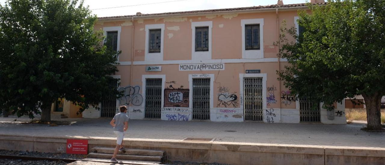 El deterioro de la estación Monóvar-Pinoso es palpable.