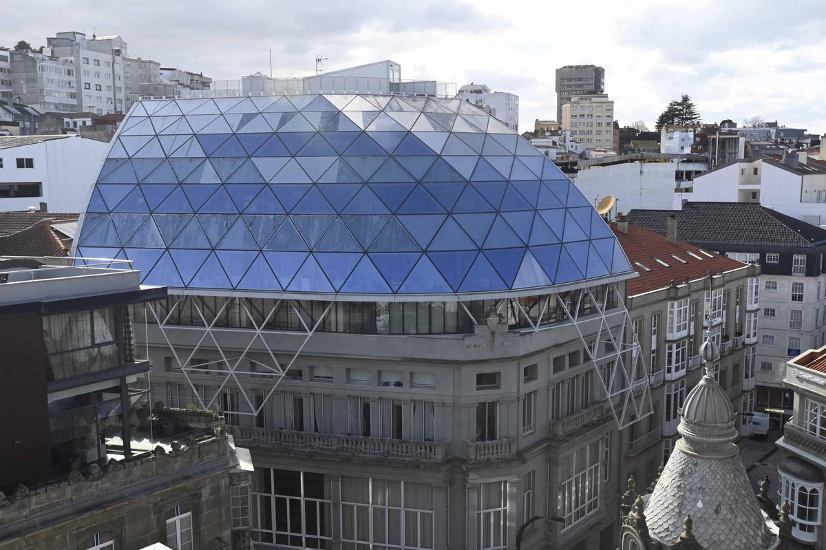 La cúpula acristalada de tonalidad azul de la sede del Celta en Príncipe.