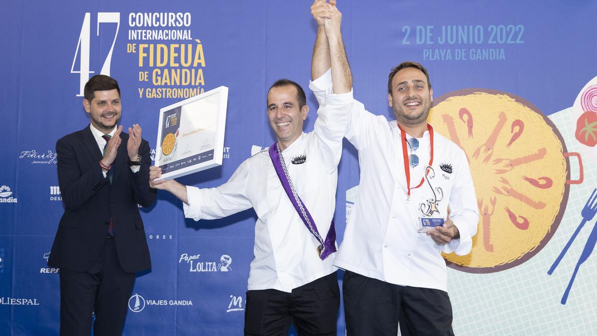 Los ganadores del Goya Gallery, con el premio, junto al alcalde, José Manuel Prieto.
